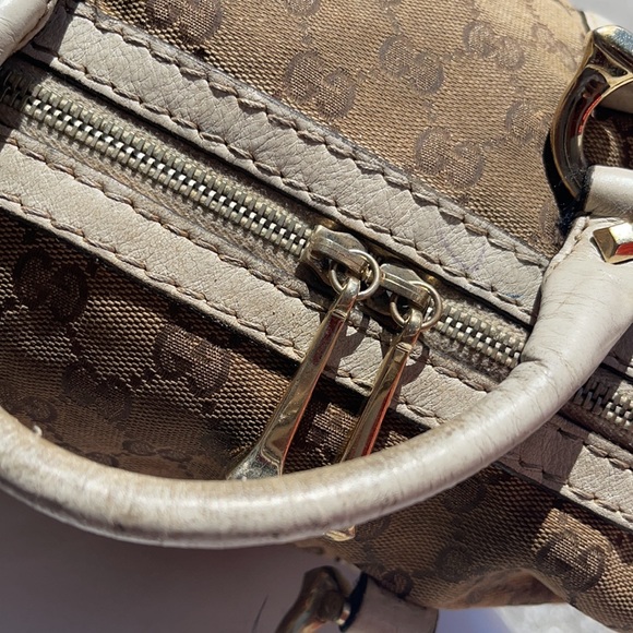 Beautiful Women’s authentic Gucci purse like new on inside no tears no rips - Picture 7 of 13